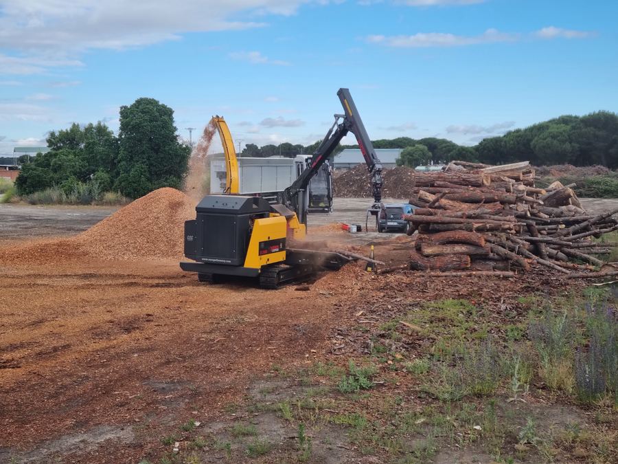 EC 1060 in action chips flying log pile