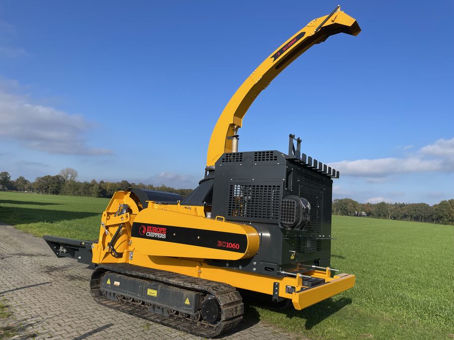 EC 1060 on tracks blue sky