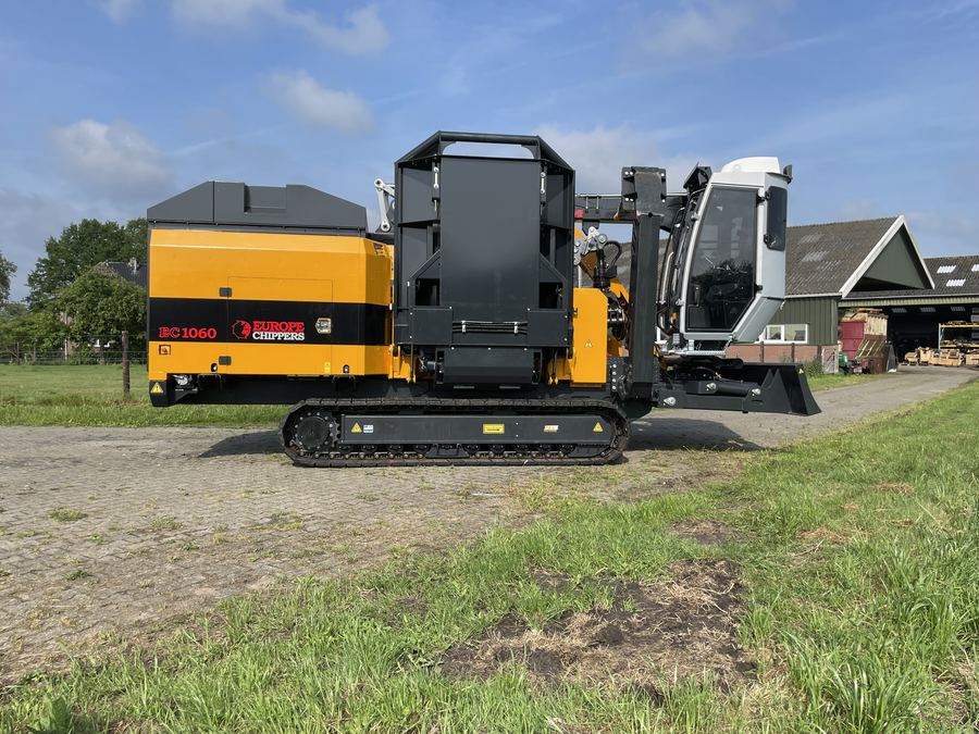 EC 1060 sidefeed crane extended Dutch fields