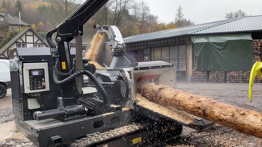 EC 640 in operation chipping logs